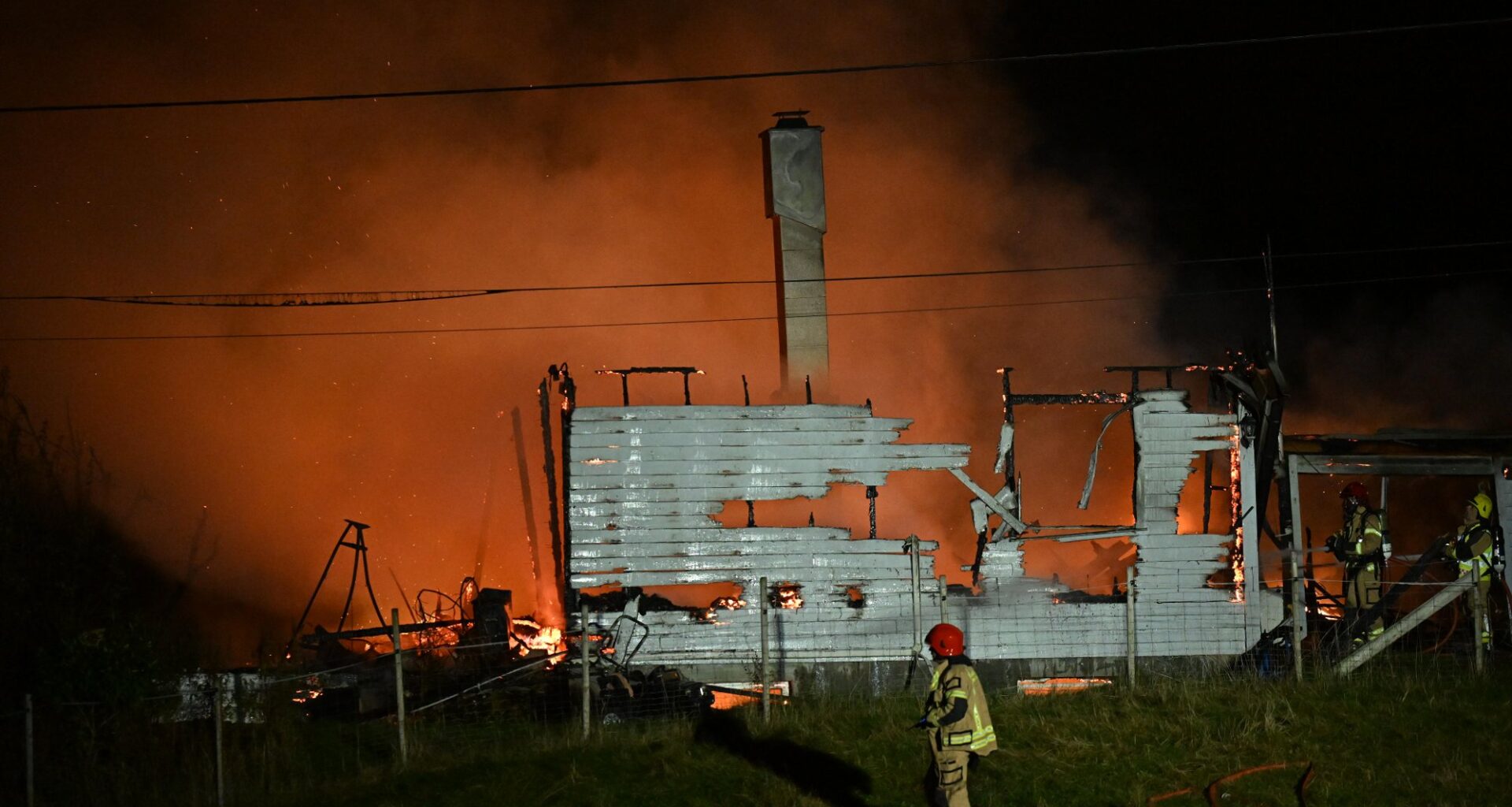 Alver, Brann | Kraftig boligbrann i Alver: – Byggene er tapt