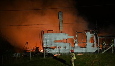 Alver, Brann | Kraftig boligbrann i Alver: – Byggene er tapt