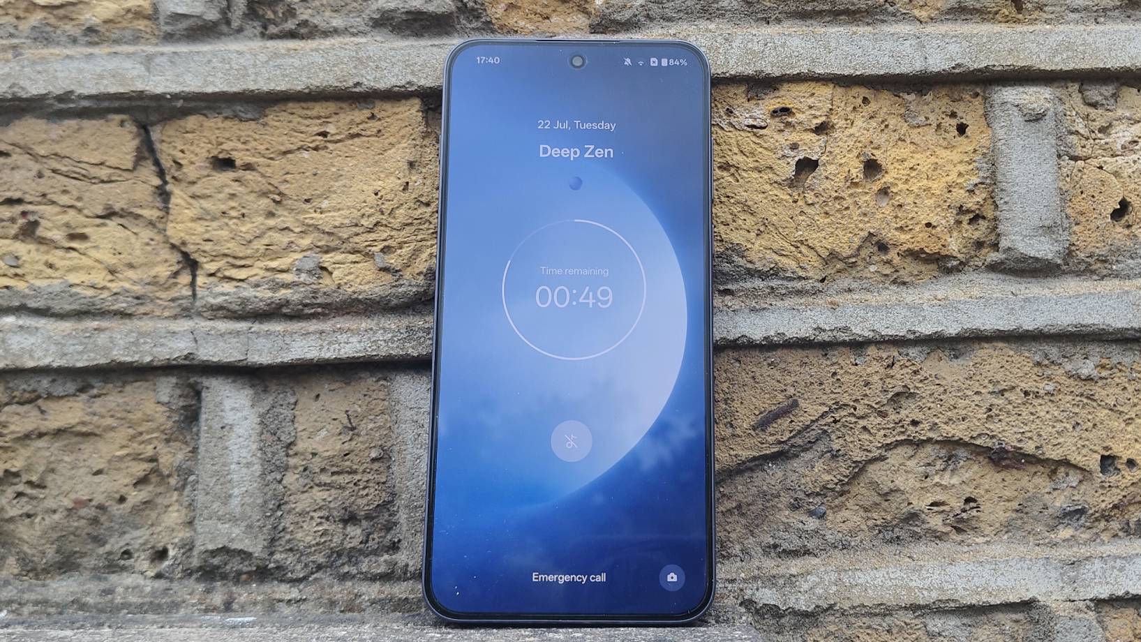 OnePlus Nord 5 st&aring;r lent mot en teglvegg.