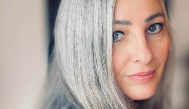 Bilde av en kvinne med grått hår.