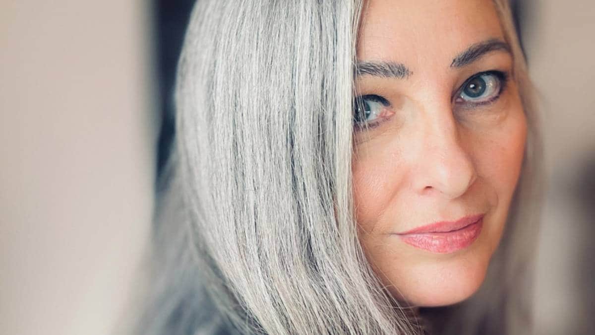 Bilde av en kvinne med grått hår.