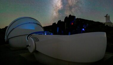 For første gang har forskere tatt et bilde av to svarte hull som går i bane rundt hverandre