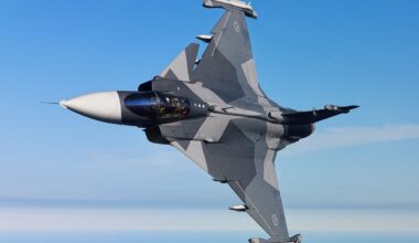 President Volodymyr Zelenskyj og statsminister Ulf Kristersson foran et Gripen E-fly.