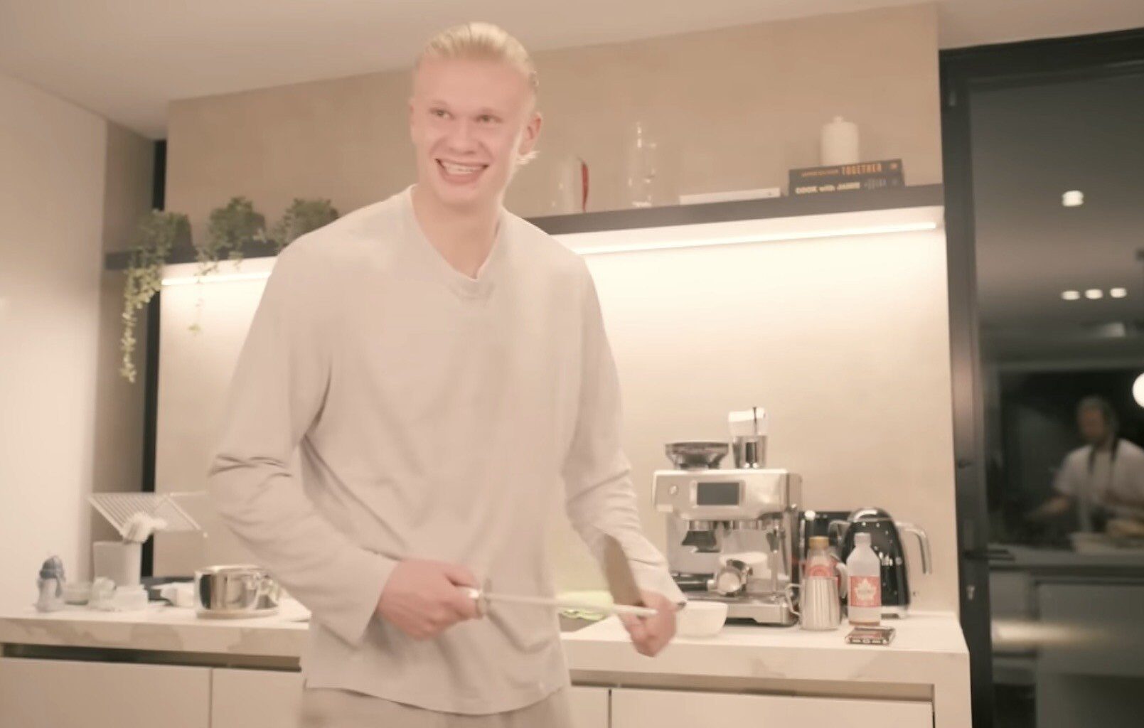 Kjøtt, Melk | Erling Braut Haalands kjøttstykker tar av på Youtube