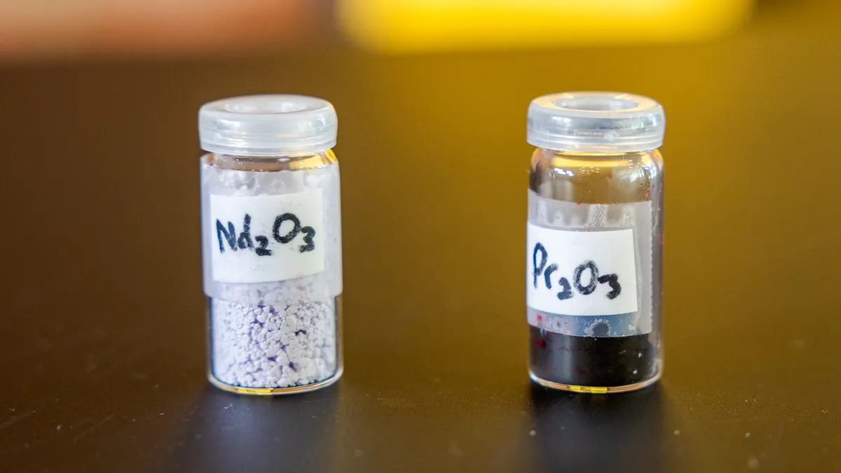 Neodym og praseodym er to av de sjeldne jordartene som ofte brukes i kraftige permanentmagneter. Her fra et forskningsprosjekt ledet av Ife.