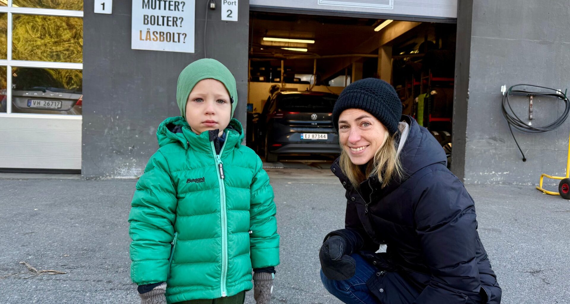 Vinterdekk, Slependen | Marie (40) og Hugo (4) i lang kø for å få skiftet hjul