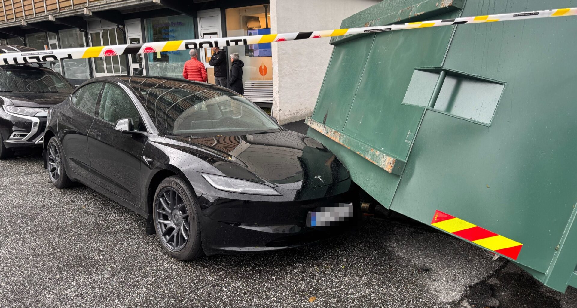 Mannsverk, Uværet Amy | Politiet har sperret av blokk på Mannsverk: Frykter mer kan løsne