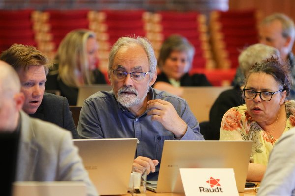 Daniel Henriksson og Geir Oldeide Kinn kommune og Hege Chatrine Brandsøy