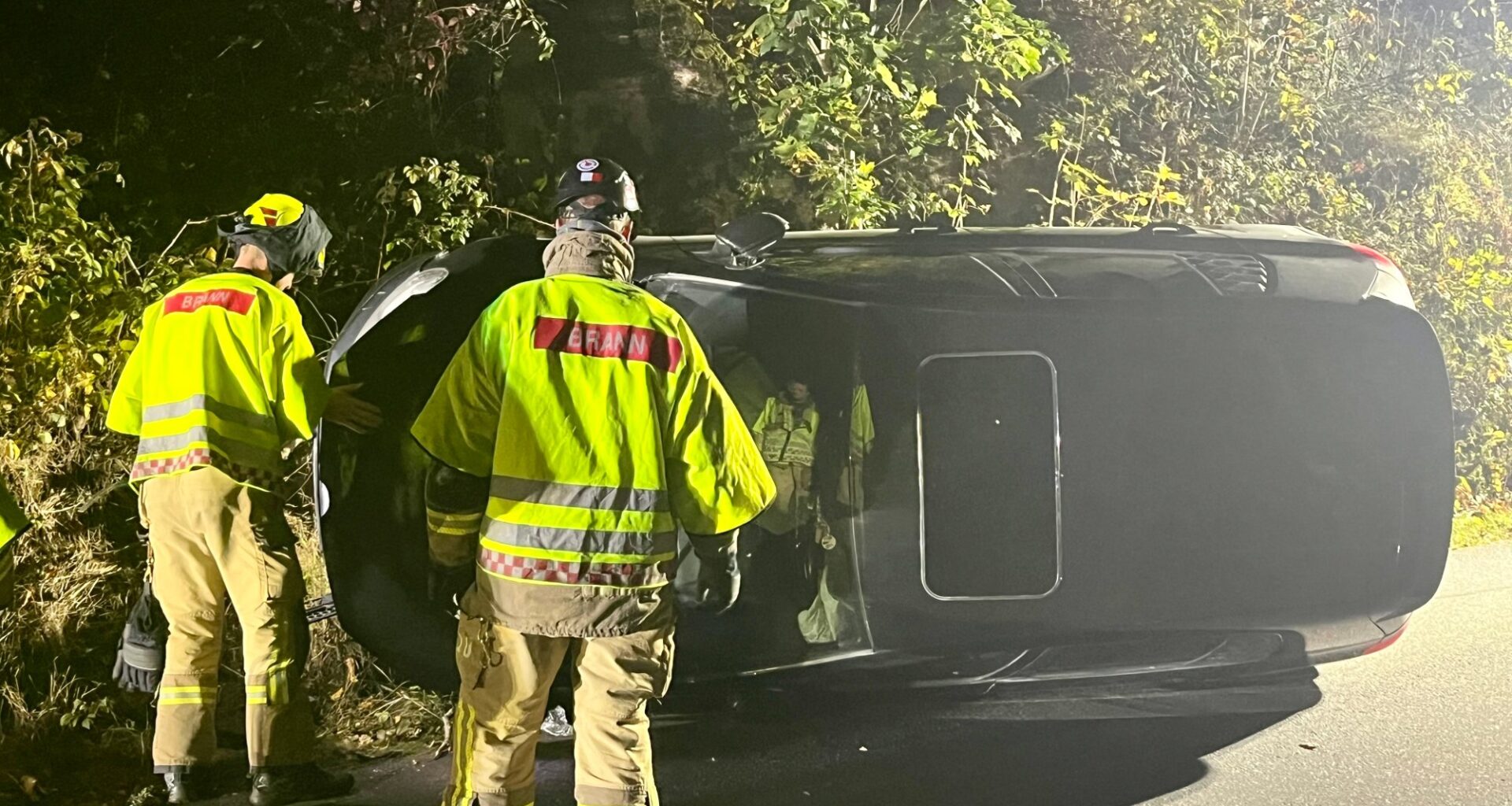 Trafikk, Tvedestrand | Bil kjørte av veien og veltet på siden