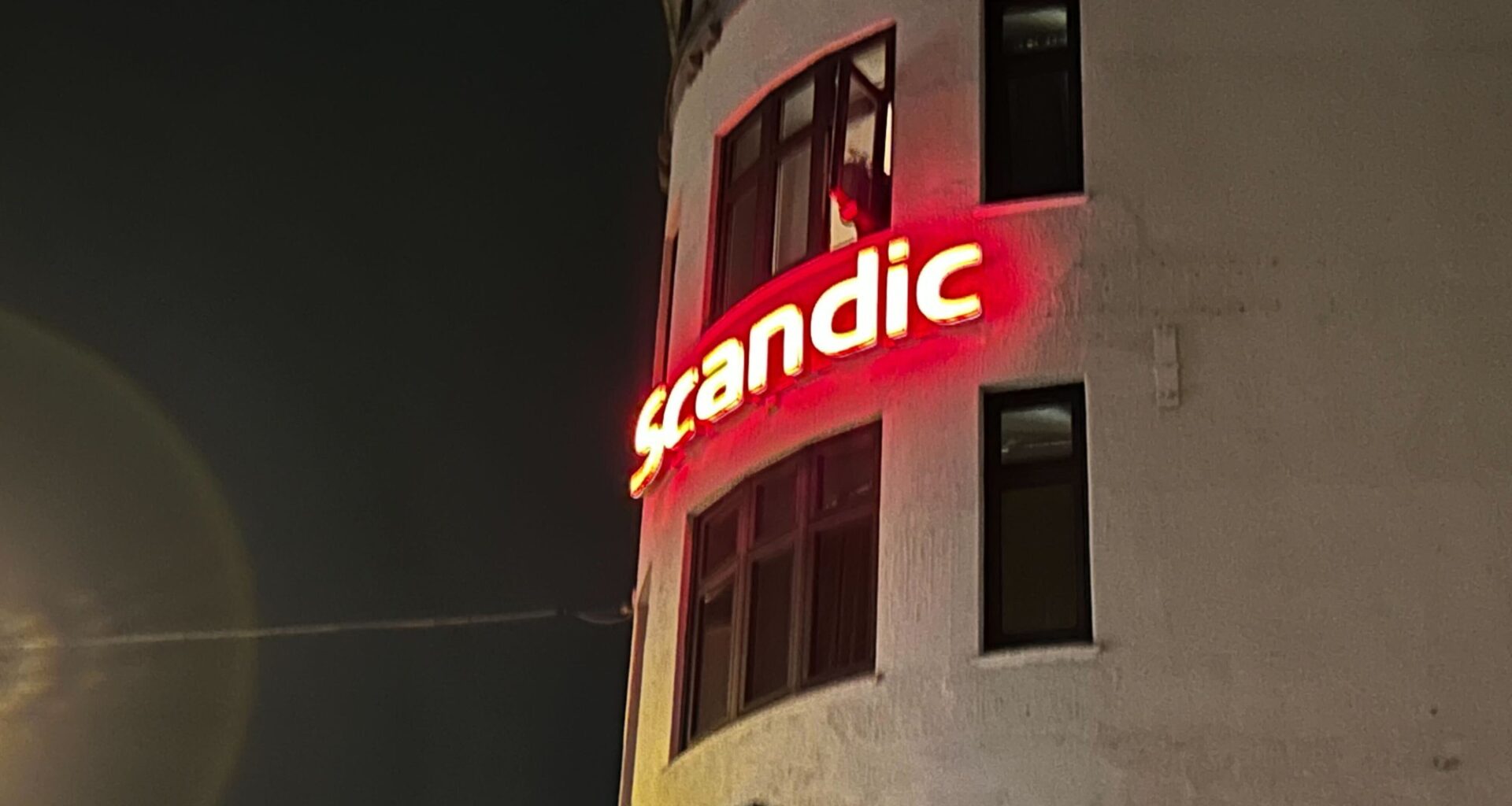 Storm, Uvær | Vinduer var i ferd med å falle ut fra Scandic-hotell