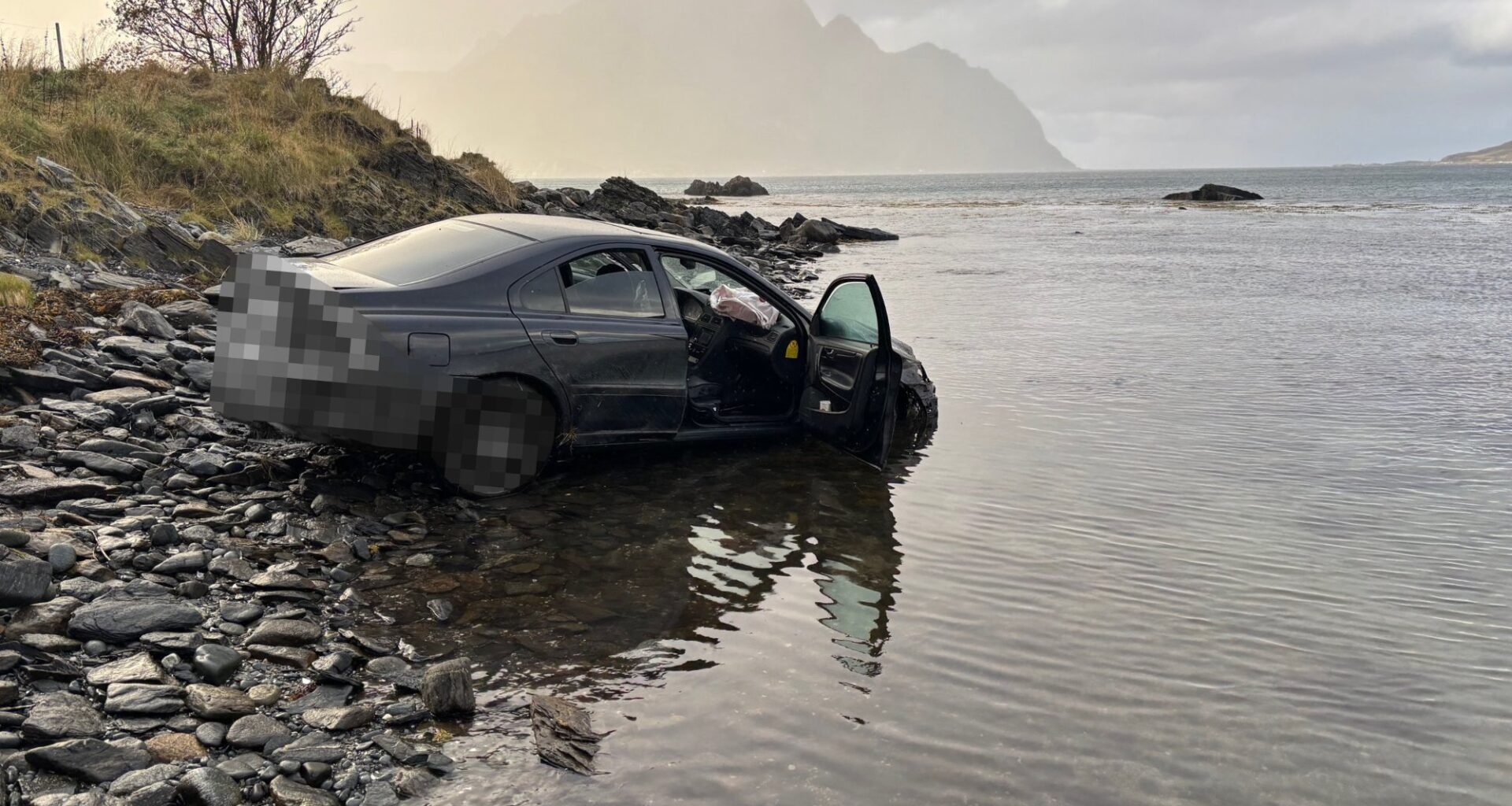Blålys, Vestvågøy | Bil med fire personer gikk rundt i lufta og havna i havet