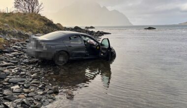 Blålys, Vestvågøy | Bil med fire personer gikk rundt i lufta og havna i havet