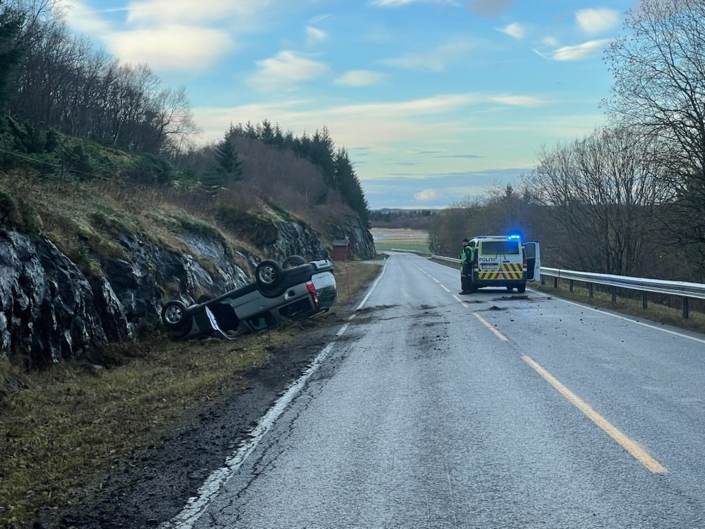 Ulykker, Trafikk | Bil havnet av veien og landet på taket