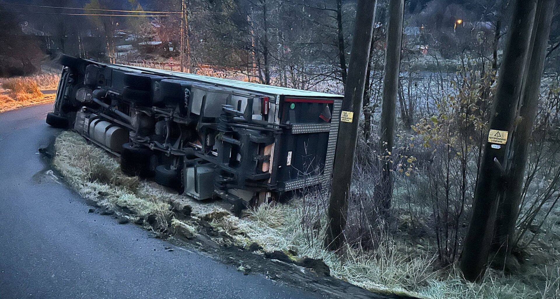 Nyheter, Bergen | Lastebil veltet i Arna: – Det var veldig glatt og jeg mistet kontrollen