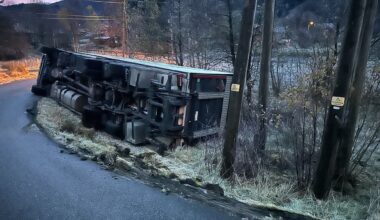 Nyheter, Bergen | Lastebil veltet i Arna: – Det var veldig glatt og jeg mistet kontrollen