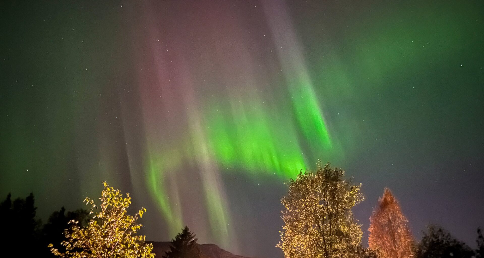 Vær, Vefsn | Spektakulært nordlys på Helgeland – solens vakre, men farlige side
