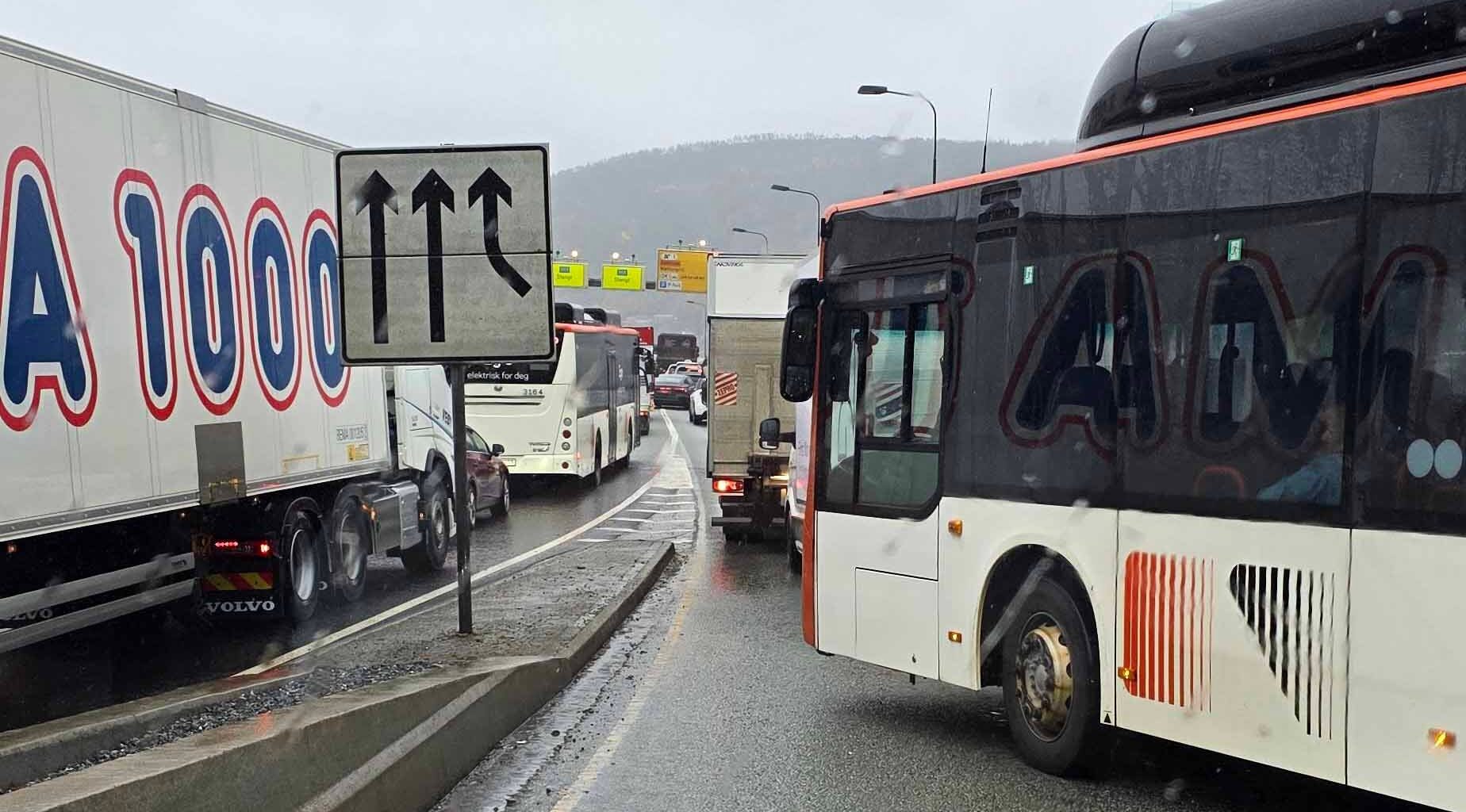 Trafikk, Nyheter | Lastebil har veltet i Nygårdstunnelen: – Fører skadet
