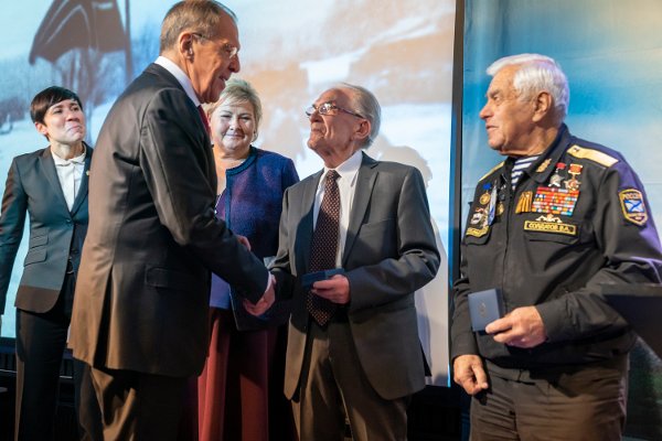 Kirkenes 20191025. 
Den norske krigsveteranen Alf Rafaelsen og den russiske veteranen Valentin Soldatov hilser på Russlands utenriksminister Sergej Lavrov etter å ha blitt tildelt Regjeringens minnemedalje i anledning markeringen av 75-årsdagen for frigjøringen av Øst-Finnmark. Utenriksminister Ine Eriksen Søreide,og statsminister og Erna Solberg står like bak.
Foto: Heiko Junge / NTB