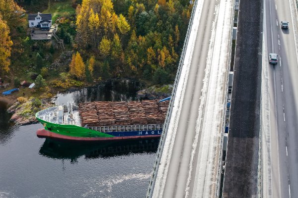 Svinesund 20251016. 
Det norske skipet Hagland Captain lastet med tømmer har gått på grunn og kjørt seg fast under Svinesundsbrua. Kystvakten sier at situasjonen er stabil
Foto: Cornelius Poppe / NTB