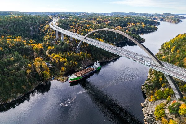 Svinesund 20251016. 
Det norske skipet Hagland Captain lastet med tømmer har gått på grunn og kjørt seg fast under Svinesundsbrua. Kystvakten sier at situasjonen er stabil
Foto: Cornelius Poppe / NTB
