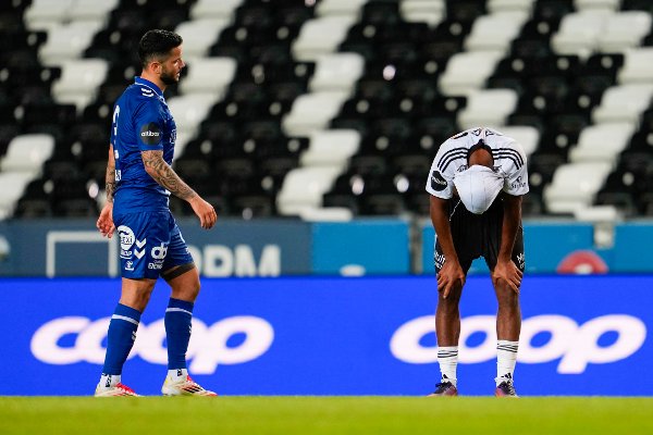 Trondheim 20251005.
Rosenborg spillere er lei seg etter å tapt kampen mot Sarpsborg 08 med 3-2. Eliteseriekampen i fotball mellom Rosenborg og Sarpsborg 08 på Lerkendal stadion.
Foto: Ole Martin Wold / NTB