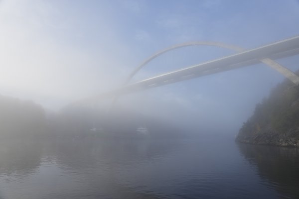 Svinesund, Sverige 20251016. 
Det norske skipet Hagland Captain lastet med tømmer har gått på grunn og kjørt seg fast under Svinesundsbrua. Kystvakten sier at situasjonen er stabil.
Foto: Cornelius Poppe / NTB