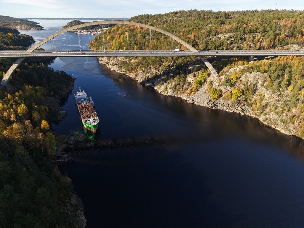 Svinesund, Sverige 20251016. 
Det norske skipet Hagland Captain lastet med tømmer har gått på grunn og kjørt seg fast under Svinesundsbrua. Kystvakten sier at situasjonen er stabil.
Foto: Cornelius Poppe / NTB