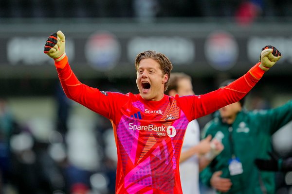 Trondheim 20240401. 
Rosenborgs keeper Rasmus Sandberg jubler etter eliteseriekampen i fotball mellom Rosenborg og Sandefjord på Lerkendal stadion.
Foto: Ole Martin Wold / NTB