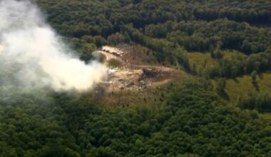 Bilder og videoer fra stedet viser at den ene bygningen er fullstendig ødelagt av eksplosjonen.