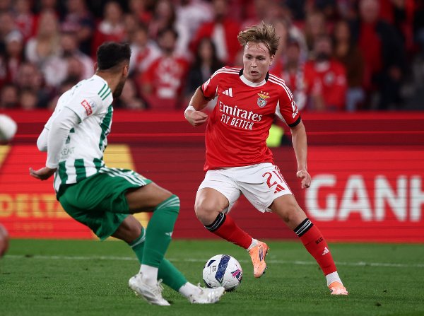 Soccer Football - Primeira Liga - Benfica v Rio Ave - Estadio da Luz, Lisbon, Portugal - September 23, 2025
Benfica's Andreas Schjelderup in action with Rio Ave's Georgios Liavas REUTERS/Pedro Nunes