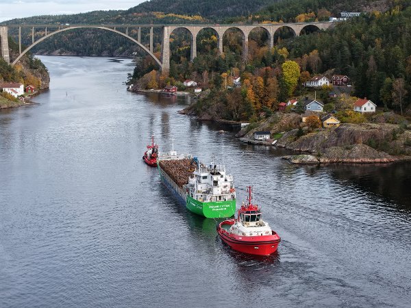 Svinesund, Sverige 20251016. 
Det norske skipet Hagland Captain blir trukket av grunn etter å ha kjørt seg fast under Svinesundsbrua. 
Foto: Cornelius Poppe / NTB