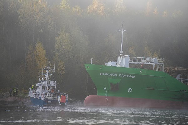 Svinesund, Sverige 20251016. 
Det norske skipet Hagland Captain lastet med tømmer har gått på grunn og kjørt seg fast under Svinesundsbrua. Kystvakten sier at situasjonen er stabil.
Foto: Cornelius Poppe / NTB