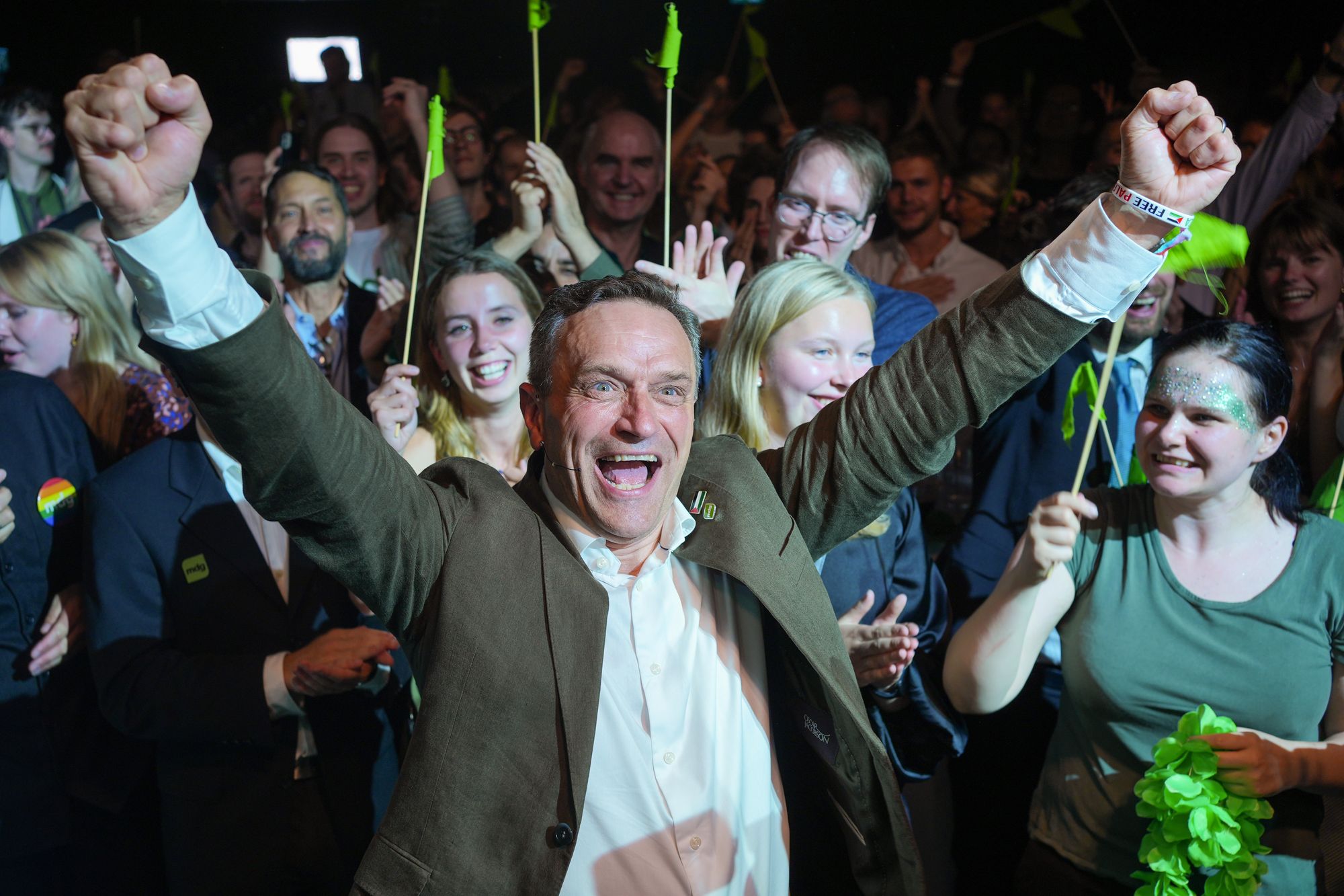 Et MDG over sperregrensa kan trekke norsk politikk mot mer digital suverenitet. Her feirer MDGs partileder Arild Hermstad under partiets valgvake på Vulkan mandag kveld.