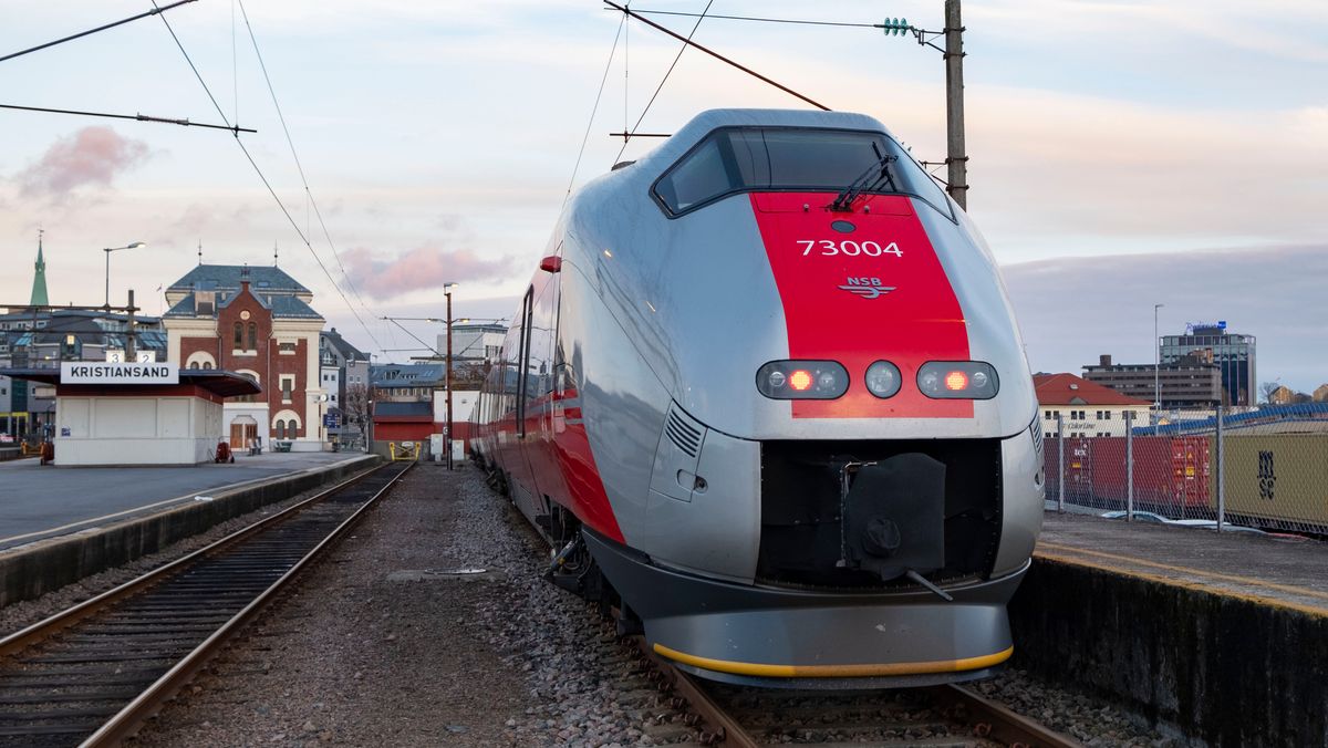 Et togsett står på et sidespor på Kristiansand stasjon og Sørlandsbanen. Foto: Tor Erik Schrøder/NTB