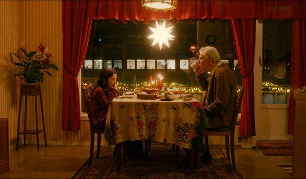 Oslo 20250424. 
Handout. Bildet inngår i NTBs tilbud til abonnenter på nyhetsfoto. Bildet skal kun benyttes i forbindelse med angitt sak.

Naboen Aronsen spilles av svenske Staffan Göthe, her med Ronja (Luiza Idrizi)
Foto: Daniel McStay / Handout / NTB