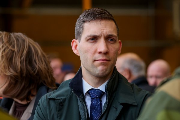 Ørland 20250115. 
Klima- og miljøminister Andreas Bjelland Eriksen (Ap) markerer bruken av bærekraftig drivstoff i F-35 kampfly på Ørland Flystasjon.
Foto: Jan Langhaug / NTB