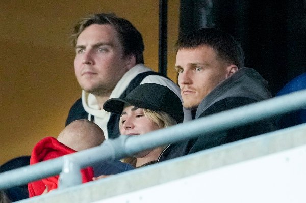 Oslo 20251011. 
Martin Ødegaard på tribunen under VM-kvalifiseringskampen i fotball mellom Norge og Israel på Ullevaal Stadion.
Foto: Fredrik Varfjell / NTB