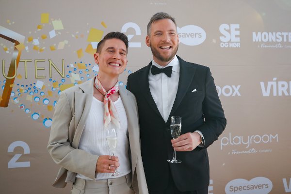 Bergen 20230512. 
Niklas Baarli t.h. og Benjamin Silseth ankommer utdeling av Gullruten i Grieghallen.
Foto: Tuva Åserud / NTB