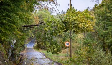 Kriseledelsen i Orkland kommune i arbeid mens stormen raste lørdag kveld. Orfører Hanne Nyhus sitter nærmest, med beredskapssjef Anders Jystad til venstre for seg.