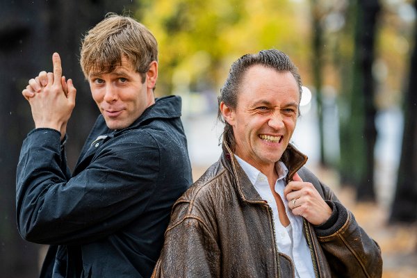 Oslo 20251022. 
Sondre Lerche og Lars Vaular fotografert ved Jernbanetorget i forbindelse med sitt nye samarbeidsprosjekt.
Foto: Fredrik Varfjell / NTB