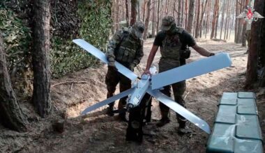 Russiske soldater i Ukraina klargjør en Lancet-drone. Bildet er fra en video distribuert av det russiske forsvarsdepartementet 14. august i år.