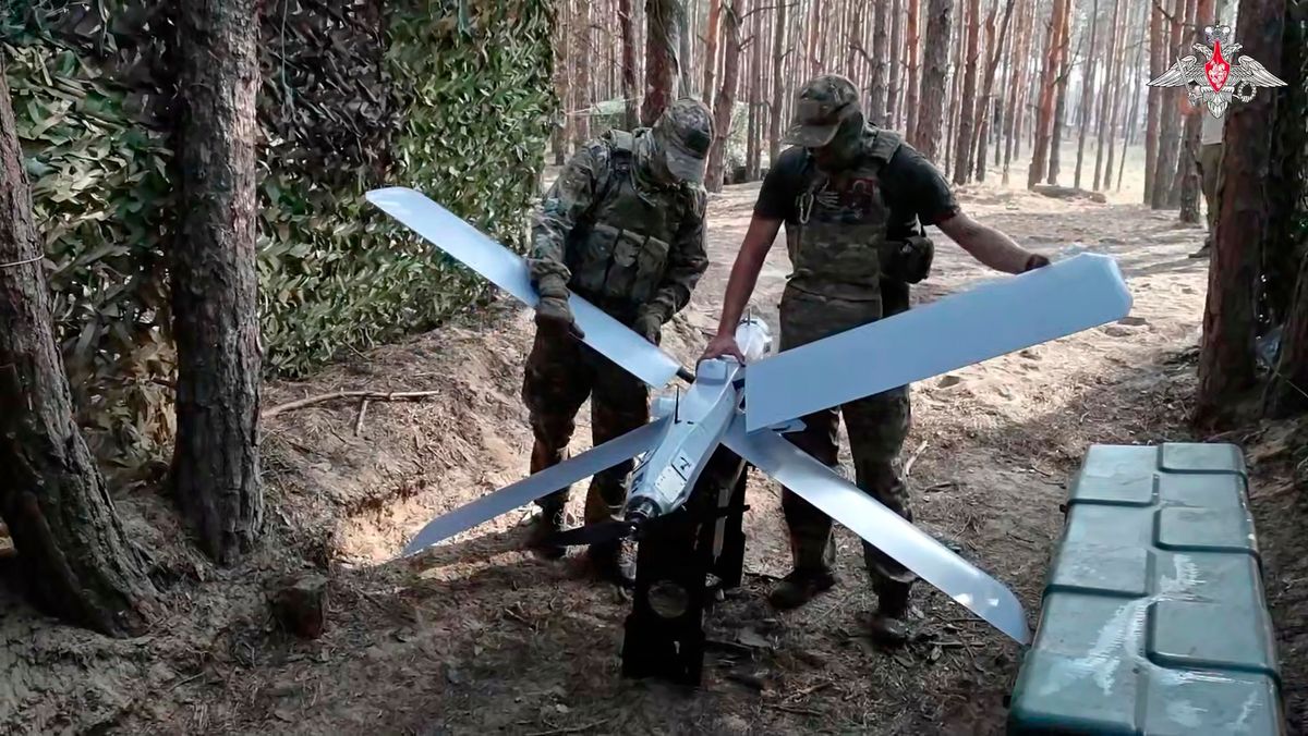 Russiske soldater i Ukraina klargjør en Lancet-drone. Bildet er fra en video distribuert av det russiske forsvarsdepartementet 14. august i år.