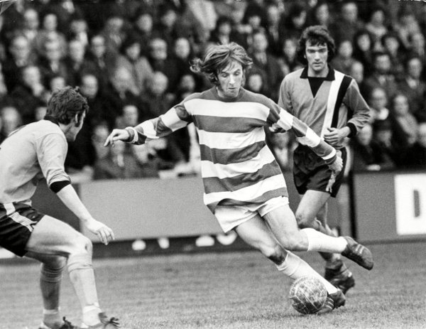 Stan Bowles herjet mot Brann for QPR. Her med Lutons Peter Anderson (t.h.).
