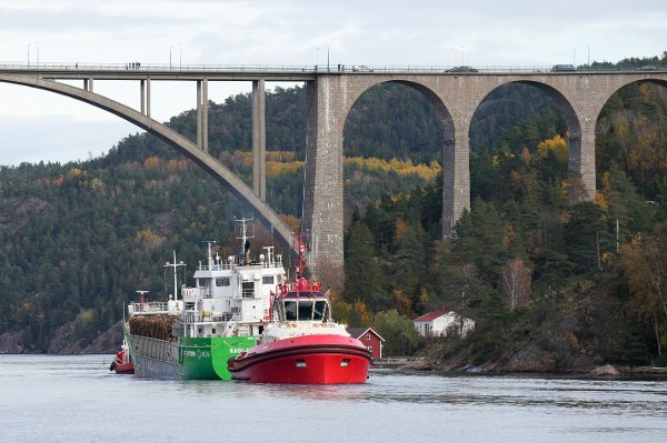 Svinesund, Sverige 20251016. 
Det norske skipet Hagland Captain blir trukket av grunn etter å ha kjørt seg fast under Svinesundsbrua. 
Foto: Cornelius Poppe / NTB