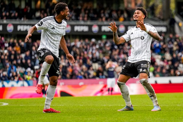 Trondheim 20250501. 
Rosenborgs Noah Holm (t.h) jubler sammen med Mikkel Konradsen Ceide for sin scoring til 1-0 under eliteseriekampen i fotball mellom Rosenborg og Kristiansund på Lerkendal stadion.
Foto: Ole Martin Wold / NTB