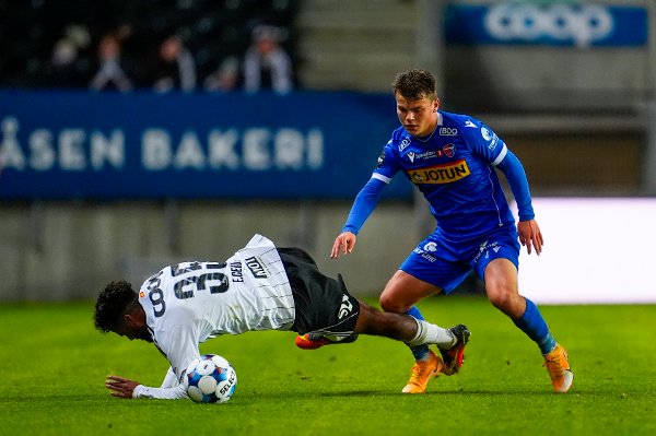Trondheim 20251029. 
Rosenborgs Emil Konradsen Ceide i duell med Sandefjords Fredrik Pedersen i Eliteseriekampen i fotball mellom Rosenborg og Sandefjord på Lerkendal stadion.
Foto: Ole Martin Wold / NTB
