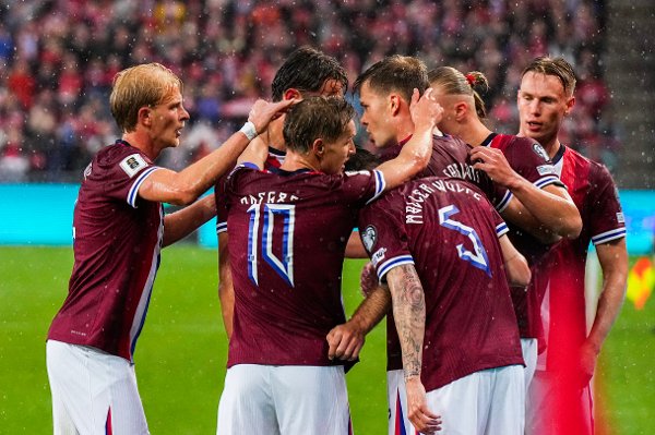 Oslo 20250606. 
Norges spillere jubler etter 1-0 målet til Alexander Sørloth under VM-kvalifiseringskampen i fotball for menn mellom Norge og Italia på Ullevaal stadion i Oslo.
Foto: Cornelius Poppe / NTB