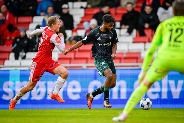Stavanger 20251018.
Brynes Lasse Qvigstad og Rosenborgs Emil Konradsen Ceide under eliteseriekampen i fotball mellom Bryne og Rosenborg på Bryne stadion.
Foto: Carina Johansen / NTB