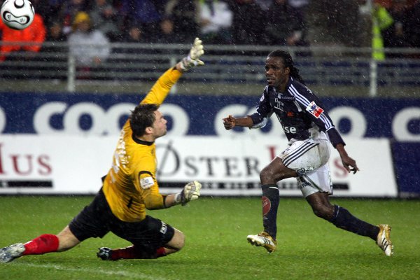 STAVANGER 20061105
Vikings Peter Ijeh putter inn sin 1-0 scoring i skjebnekampen mot Brann i Stavanger søndag kveld. Branns keeper Håkon Opdal (t.v.). Fotball eliteserien Viking - Brann 5-0, Stavanger stadion.
Foto: Alf Ove Hansen / SCANPIX