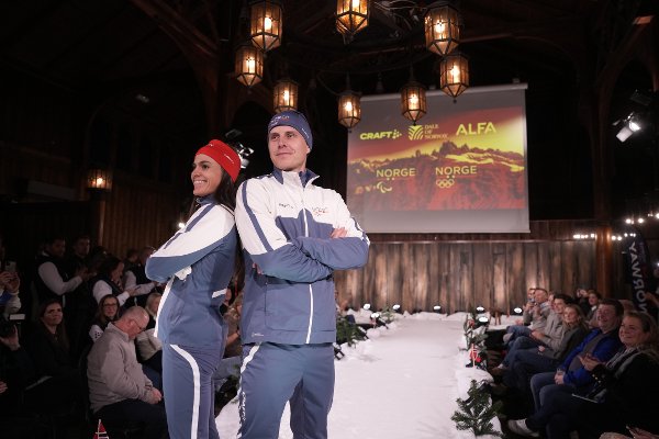 Oslo 20251030.
Simen Hegstad Krüger og Heidi Weng var blant de 27 utøvere fra åtte ulike idretter viser frem kleskolleksjonen for OL og Paralympics i Milano Cortina på catwalken. Kolleksjonen er designet av Craft, Dale of Norway og Alfa.
Foto: Javad Parsa / NTB